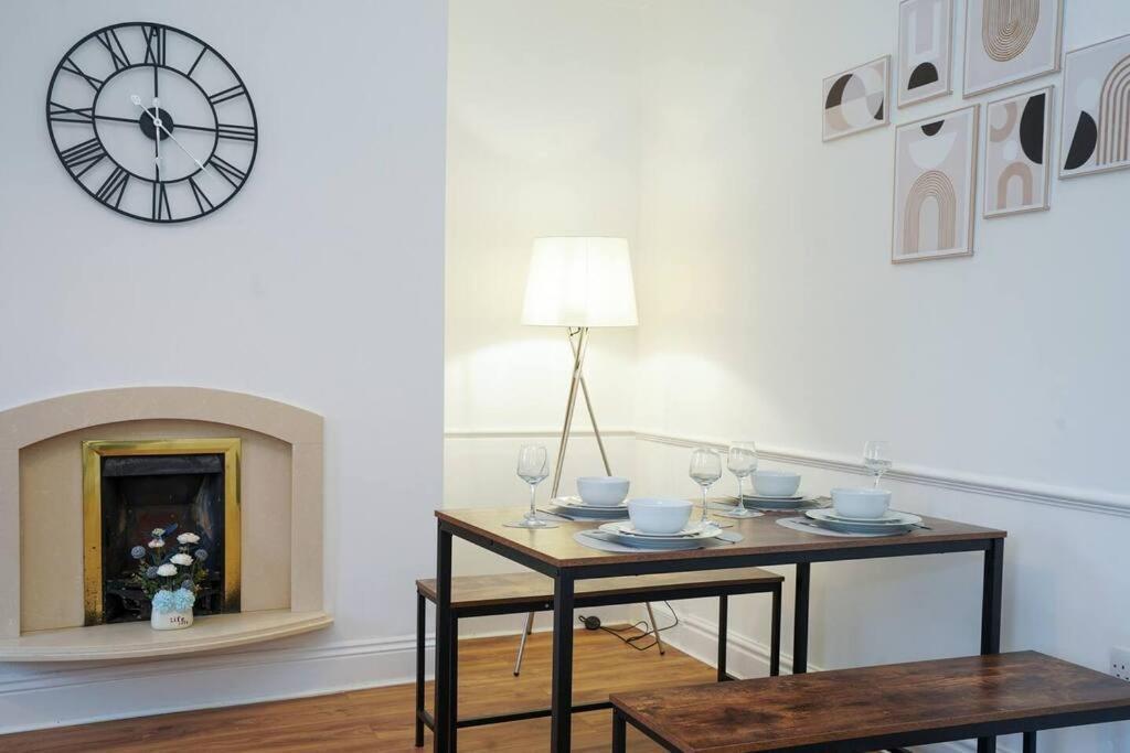 3 Bedroom Home With Free Parking Leeds  Exterior foto
